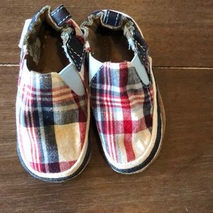 Robeez plaid infant shoes